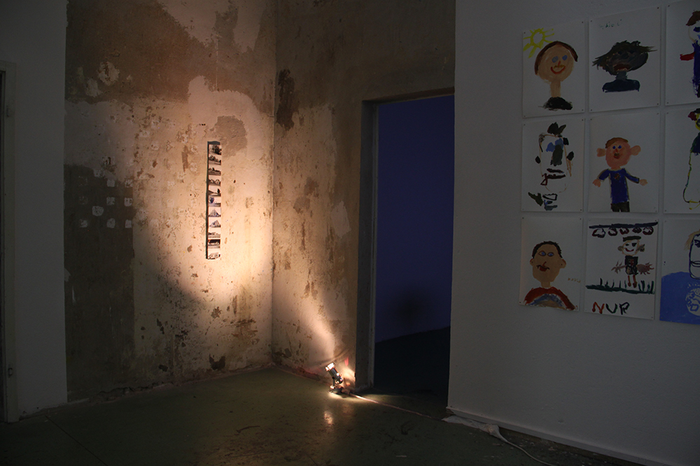 Links: "Volumengefühle", Collage von Yaroslavna Romanycheva. Rechts: "We don't need no education" von Simon Kießler