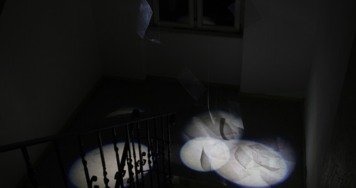 "Wie schwer wiegt das Licht?" Installation von Jönna Zander und Jana Bouillon. Dieses und alle Fotos ohne Autoren-Angabe: Karla Zipfel